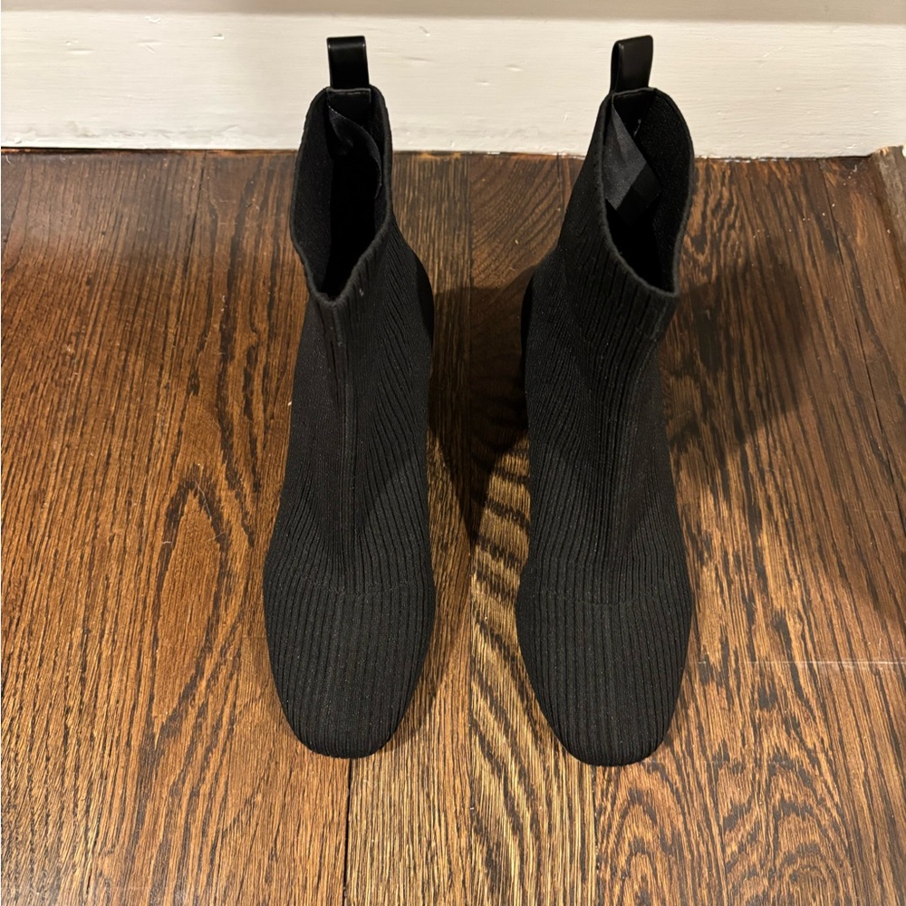 Saks Fifth Avenue Black Ribbed Ankle Boots; Size 6.5